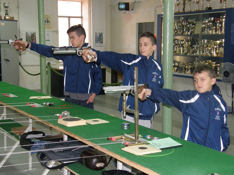 TIREURS MINIMES ET POUSSIN A L'ENTRAINEMENT PISTOLET OLYMPIQUE 10 M 2016