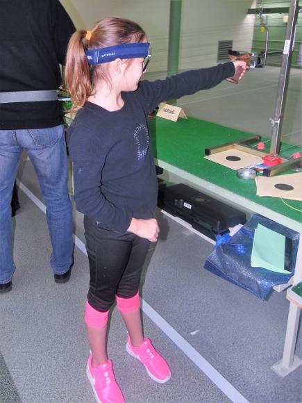 Benjamine BAUDOIN Kate 10 ans tir au pistolet olympique 10 m 2017.jpg