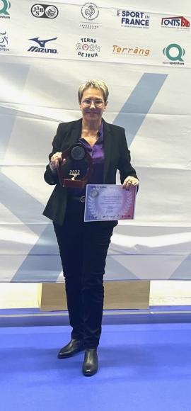 LA PRESIDENTE BANQUET Elisabeth médaillée par la F.F.Tir au titre de OFFICIER du mérite fédéral 2022.jpg