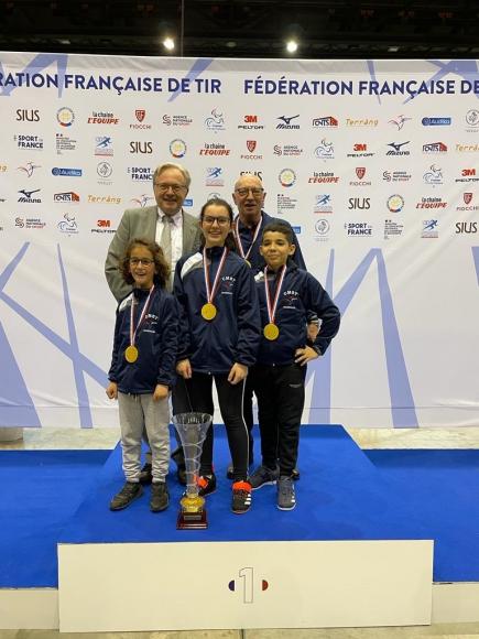 LE PRESIDENT DE LA F.F.TIR SUR LE PODIUM AVEC L'EQUIPE DE CLUB PISTOLET 10 M DU CMS TIR LONGUENESSE 2022.jpg