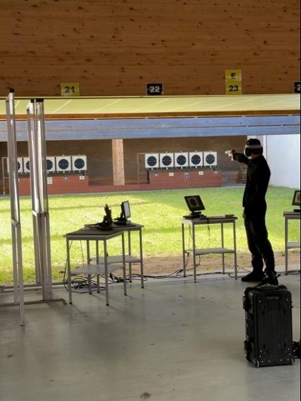 LENNY TORRES STAGE PER CADET AU CNTS CHATEAUROUX SUR LE STAND PISTOLET OLYMPIQUE 25 M.jpg