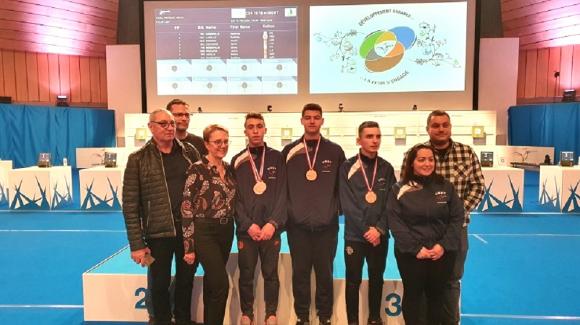 LES TIREURS MARIGNANAIS ET LES MONITEURS AUTOUR DES CADETS MEDAILLES DE BRONZE A NIORT.jpg