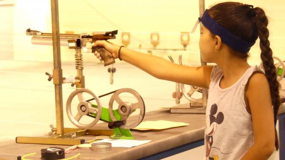 LYNA ZIANE POUSSINE TIRE AU PISTOLET OLYMPIQUE AU TOURNOI DES AIGLONS A AUBAGNE 2023.JPG