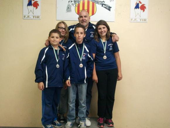 Les tireurs avec leurs medailles tournoi aiglons a Gemenos 2014.jpg