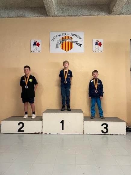 Luca BETTOLLO et Jules BESSEGUAIER poussins du CMS TIR MARIGNANE sur la podium du championnat de Provence 2024 pistolet olympique 10 m.jpg