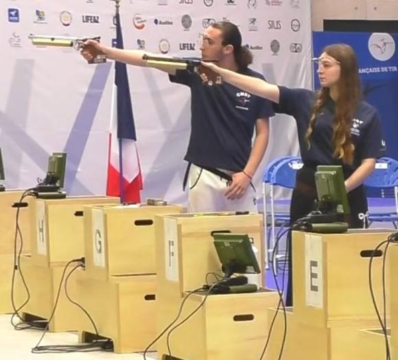 MANON ET LENNY AU POSTE DE TIR DE LA FINALE EQUIPE MIXTE JEUNE C.F 2025 CNTS CHATEAUROUX .jpg