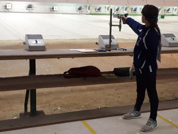 MANON GUILLON 8 ANS TIRE AU PISTOLET OLYMPIQUE 10 M LORS DU CHAMPIONNAT DES BDR.jpg