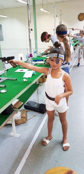 MILA ARDIZZONE 8 ANS TIRE AU PISTOLET OLYMPIQUE 10 M ET SE CLASSE 2° DU TOURNOI DES AIGLONS A AIX 2020.jpg