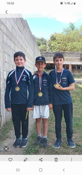 PODIUM COMPLET AU PISTOLET OLYMPIQUE 10 M AU TOURNOI DES AIGLONS D'APT POUR LES POUSSINS DU CMS TIR.jpg