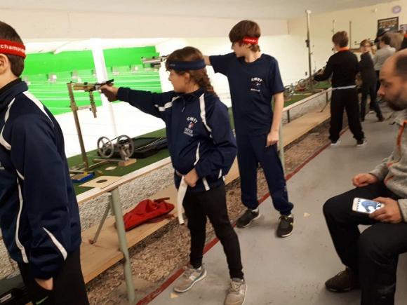 TOURNOI AIGLONS A AIX PISTOLET OLYMPIQUE Manon GUILLON et son frére Mathis à droite tirent au pistolet olympique 10 mètres.jpg