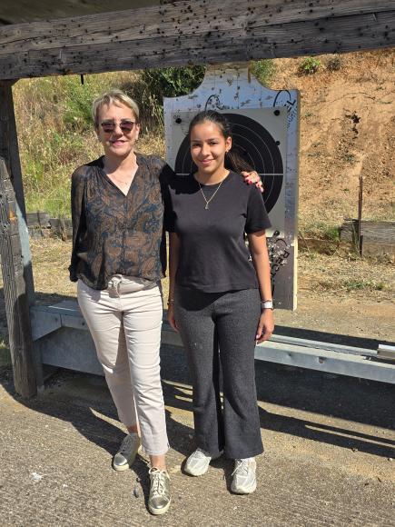 ZIANE Hanna et la présidente du CMS TIR devant la cible de pistolet Vitesse Olympique 25 m .jpg ZIANE Hanna et la présidente du CMS TIR devant la cible de pistolet Vitesse Olympique 25 m .jpg