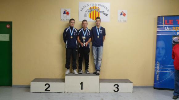 equipe cadet championne des BDR Pistolet 10 m devant le T.O. Martigues.JPG